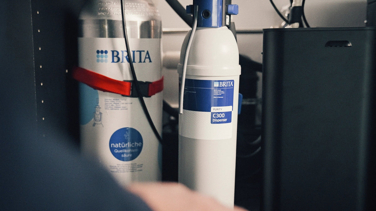 Meuble de base d'un fontaines à eau  équipé d'une Bouteille de CO2 et d'un filtre.