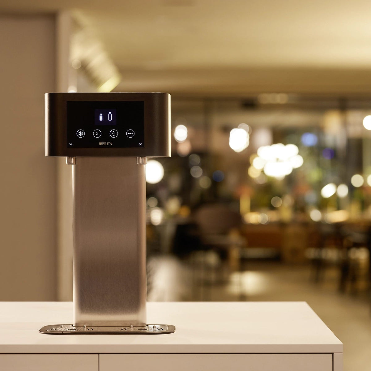 Un système BRITA Fill T-Tap posé sur le comptoir d'un restaurant.